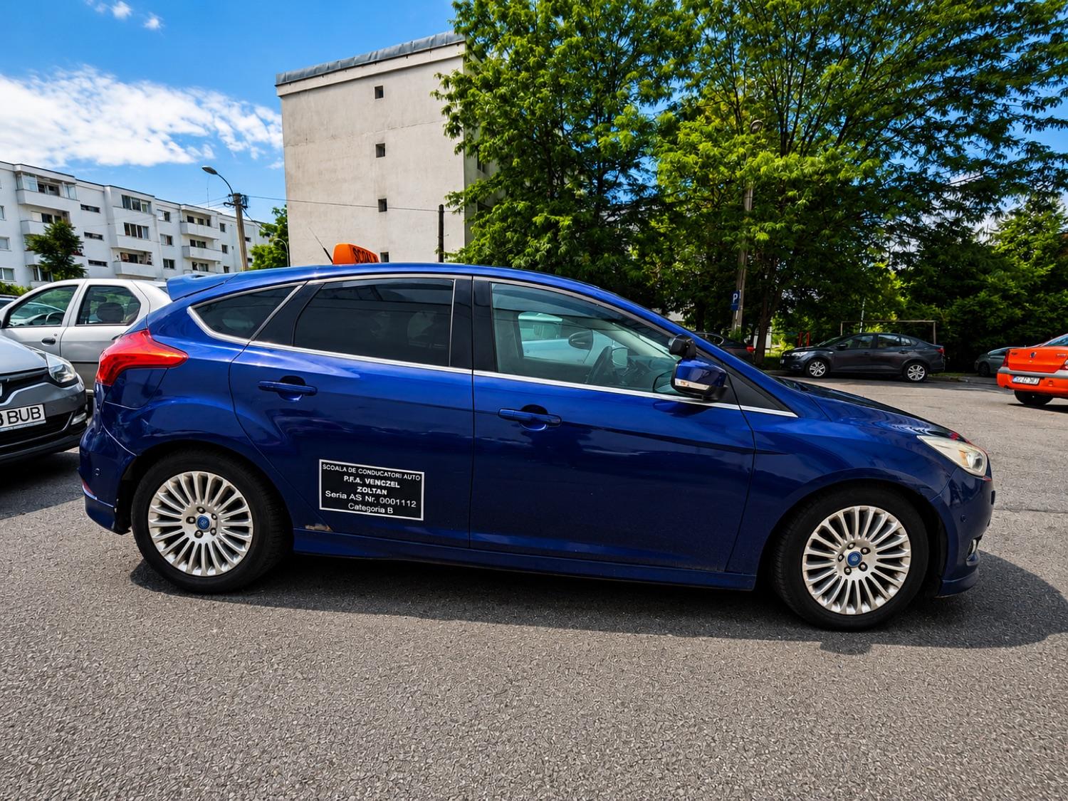 Mașină de școală Ford Focus pe străzile din Cluj