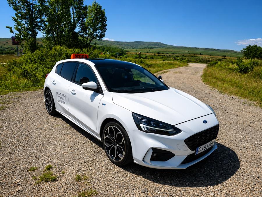 Ford Focus alb, mașina de școală pentru cutie manuală